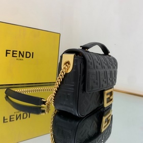 FENDI Средняя сумка с цепочкой, изготовлена из мягкой кожи наппа