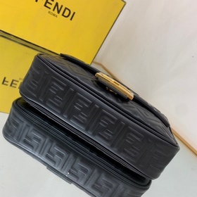 FENDI Средняя сумка с цепочкой, изготовлена из мягкой кожи наппа