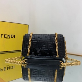FENDI Средняя сумка с цепочкой, изготовлена из мягкой кожи наппа
