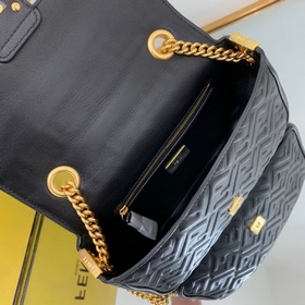FENDI Средняя сумка с цепочкой, изготовлена из мягкой кожи наппа