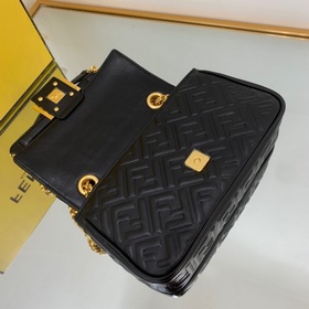 FENDI Средняя сумка с цепочкой, изготовлена из мягкой кожи наппа