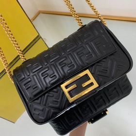 FENDI Средняя сумка с цепочкой, изготовлена из мягкой кожи наппа