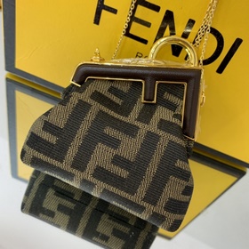 FENDI Мини-сумка из кожи цвета кофе с классическим Оригинальная