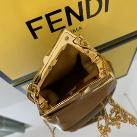 FENDI Мини-сумка цвета карамельного Новая модель First Первая мо