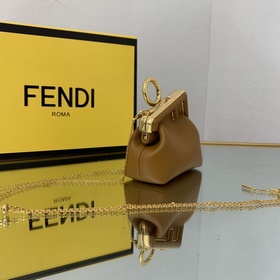 FENDI Мини-сумка цвета карамельного Новая модель First Первая мо
