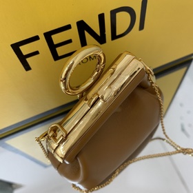 FENDI Мини-сумка цвета карамельного Новая модель First Первая мо