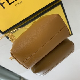 FENDI Мини-сумка цвета карамельного Новая модель First Первая мо