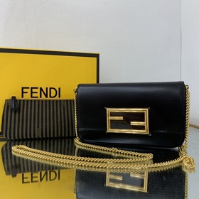 FENDI Мини-сумка геометрической формы из черной кожи С металличе