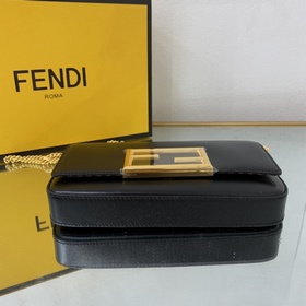 FENDI Мини-сумка геометрической формы из черной кожи С металличе