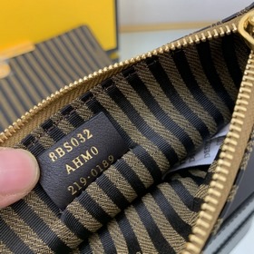 FENDI Мини-сумка геометрической формы из черной кожи С металличе