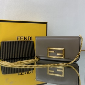 FENDI Мини-сумка геометрической формы из кожи цвета карамельного