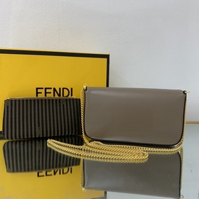 FENDI Мини-сумка геометрической формы из кожи цвета карамельного
