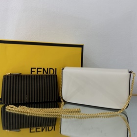 FENDI Мини-сумка геометрической формы из белой кожи С металличес