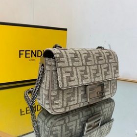 Сумка FENDI через плечо Средняя сумка на цепочке из мягкой кожи 