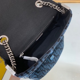 Сумка FENDI через плечо Средняя сумка с цепочкой, изготовлена из