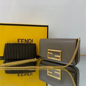 FENDI  Мини-сумка геометрической формы из кожи цвета карамельног