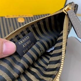 FENDI  Мини-сумка геометрической формы из кожи цвета карамельног