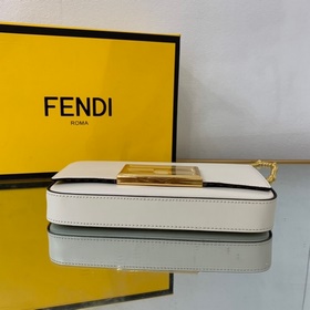 FENDI  Мини-сумка геометрической формы из белой кожи С металличе
