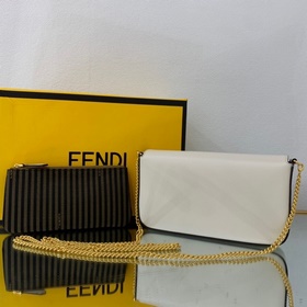 FENDI  Мини-сумка геометрической формы из белой кожи С металличе