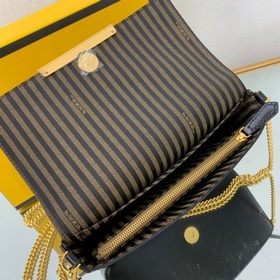FENDI  Мини-сумка геометрической формы из черной кожи С металлич
