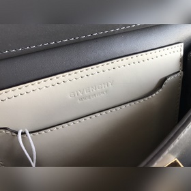 Сумка Givenchy. Можно носить в руке, на плече или через плечо, чт