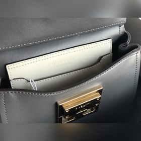 Сумка Givenchy. Можно носить в руке, на плече или через плечо, чт