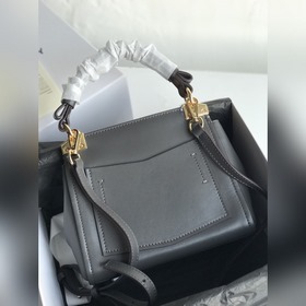 Сумка Givenchy. Можно носить в руке, на плече или через плечо, чт