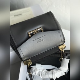 Сумка Givenchy. Можно носить в руке, на плече или через плечо, чт