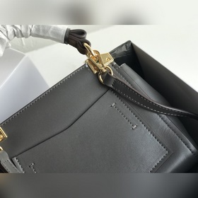 Сумка Givenchy. Можно носить в руке, на плече или через плечо, чт