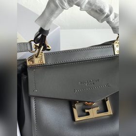 Сумка Givenchy. Можно носить в руке, на плече или через плечо, чт