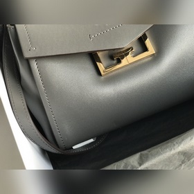 Сумка Givenchy. Можно носить в руке, на плече или через плечо, чт