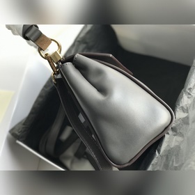 Сумка Givenchy. Можно носить в руке, на плече или через плечо, чт