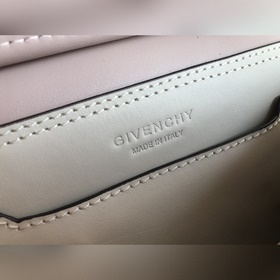Сумка Givenchy Можно носить в руке, на плече или через плечо, чт