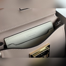 Сумка Givenchy Можно носить в руке, на плече или через плечо, чт