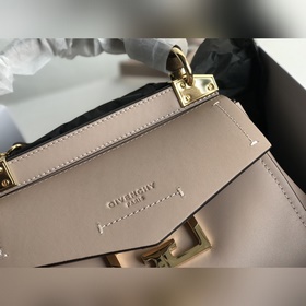 Сумка Givenchy Можно носить в руке, на плече или через плечо, чт