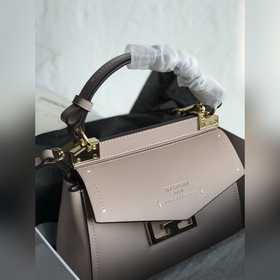 Сумка Givenchy Можно носить в руке, на плече или через плечо, чт
