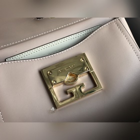 Сумка Givenchy Можно носить в руке, на плече или через плечо, чт