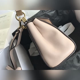 Сумка Givenchy Можно носить в руке, на плече или через плечо, чт