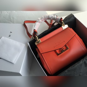 Сумка Givenchy Можно носить в руке, на плече или через плечо, чт