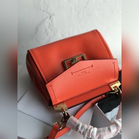 Сумка Givenchy Можно носить в руке, на плече или через плечо, чт