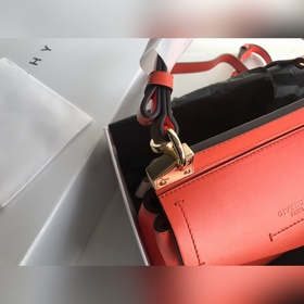 Сумка Givenchy Можно носить в руке, на плече или через плечо, чт