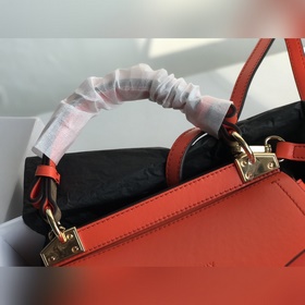 Сумка Givenchy Можно носить в руке, на плече или через плечо, чт