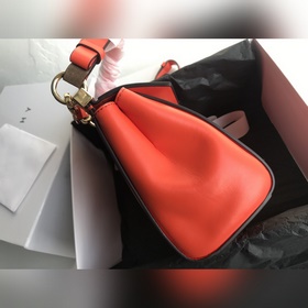 Сумка Givenchy Можно носить в руке, на плече или через плечо, чт