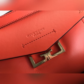 Сумка Givenchy Можно носить в руке, на плече или через плечо, чт