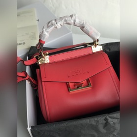 Сумка Givenchy. Можно носить в руке, на плече или через плечо, чт