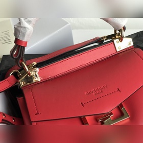 Сумка Givenchy. Можно носить в руке, на плече или через плечо, чт