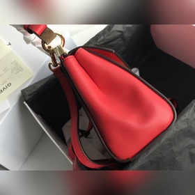 Сумка Givenchy. Можно носить в руке, на плече или через плечо, чт