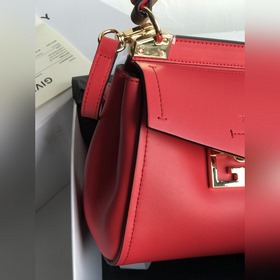 Сумка Givenchy. Можно носить в руке, на плече или через плечо, чт