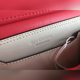 Сумка Givenchy. Можно носить в руке, на плече или через плечо, чт