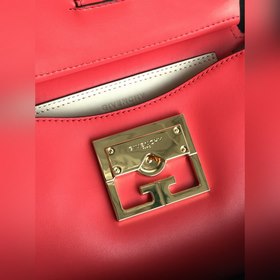 Сумка Givenchy. Можно носить в руке, на плече или через плечо, чт